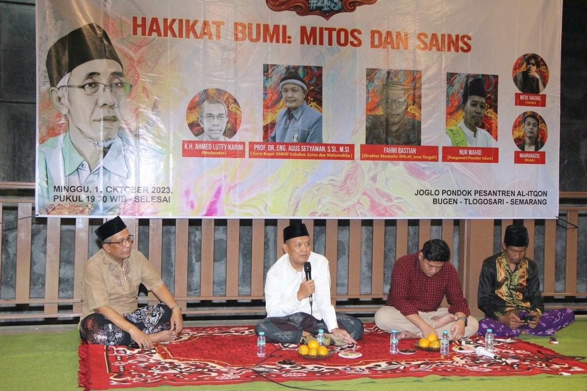 Diskusi bertajuk Panas Bumi, Mitos dan Sains di Joglo Ponpes Al Itqon, Tlogosari Wetan, Pedurungan, Kota Semarang.