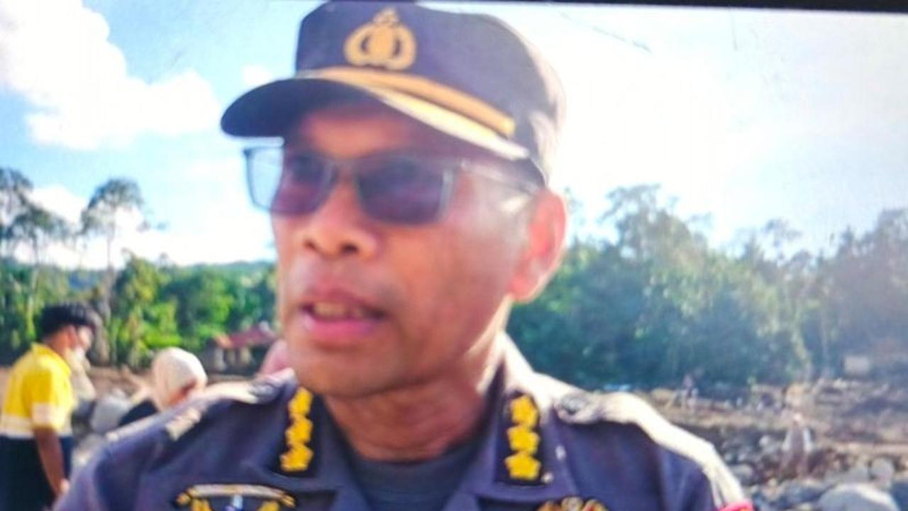 Tim DVI Polri dan Polda Riau Bantu Identifikasi Korban Banjir Bandang Agam