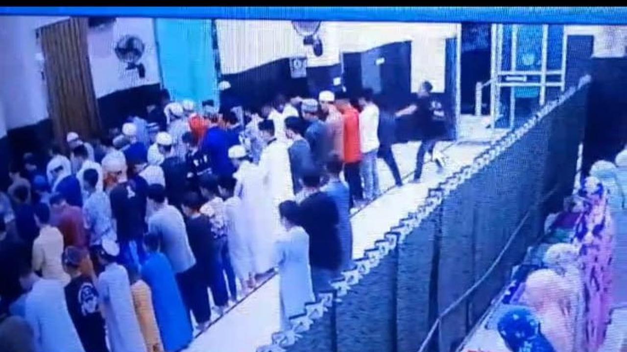 Ngajib menambahkan belum mengetangui motif pelaku memukul dan mengancam korban dengan senjata tajam.<br>