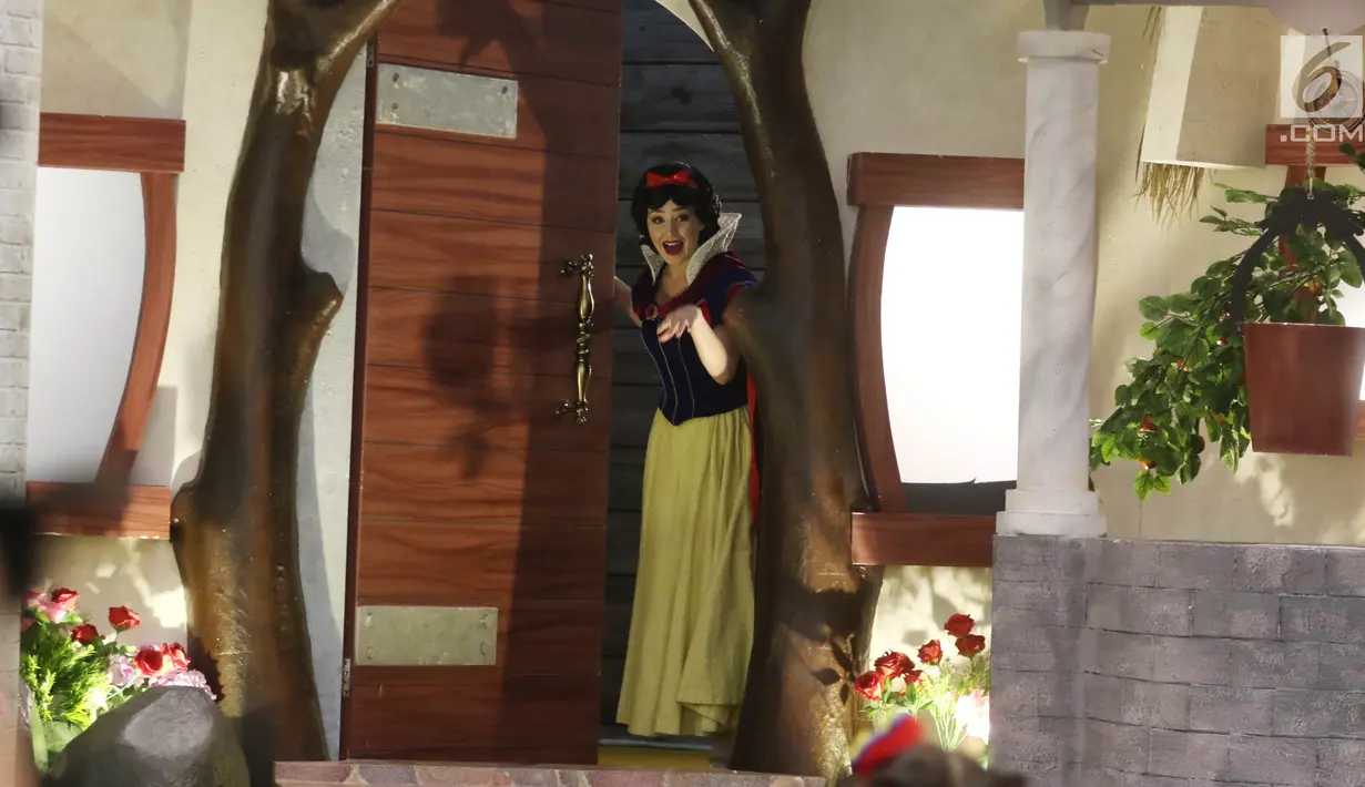Aksi karakter Putri Salju atau Snow White dalam acara "Dream Big, Princess" di Lippo Mall Puri, Jakarta, Kamis (5/7). Penonton dapat berinteraksi dan berfoto langsung dengan dua karakter Disney Princess, Snow White dan Ariel. (Liputan6.com/Arya Manggala)