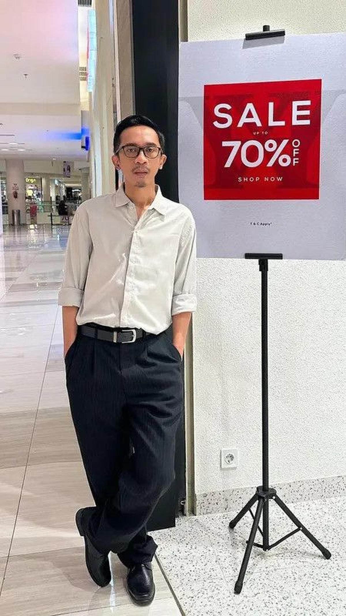Dan lagi, Aming mempesona dengan kemeja abu-abu, celana hitam, belt, dan alas kaki hitam. Tetap keren!