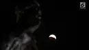 Foto fenomena gerhana bulan total di kota Jakarta, Sabtu (28/7). Gerhana bulan total "Micro Blood Moon" tersebut merupakan yang terlama pada abad ini dengan total waktu termasuk fase penumbra dan parsial selama enam jam lebih. (Liputan6.com/Johan Tallo)