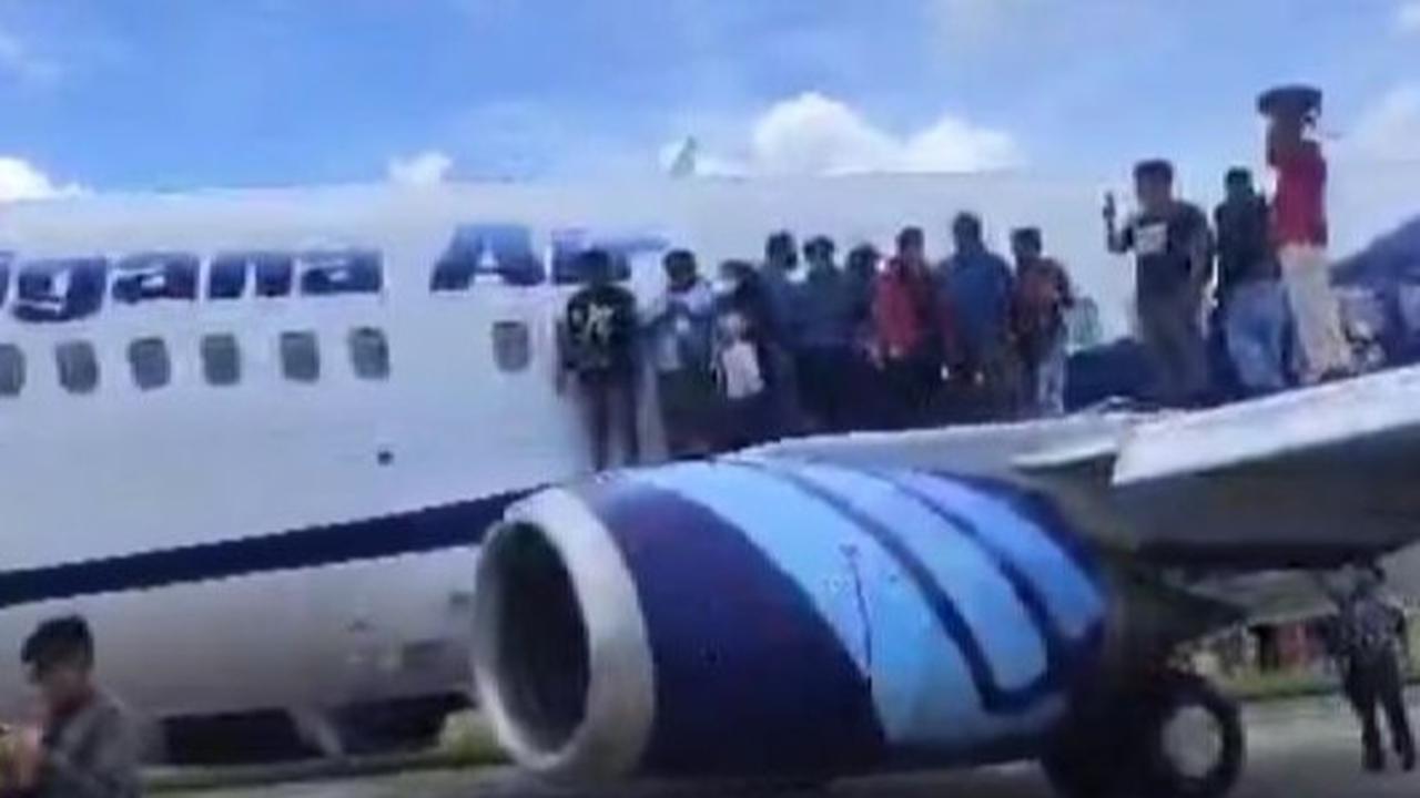 Mesin Pesawat Trigana Air Terbakar saat Mau Terbang