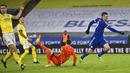 Pemain Leicester City Jamie Vardy (kanan) mencetak gol ke gawang Brighton pada pertandingan Liga Premier Inggris di Stadion King Power, Leicester, Inggris, Minggu (13/12/2020). Leicester City menang 3-0. (Ben Stansall/Pool via AP)