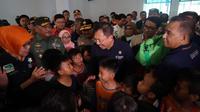 Menteri Kesehatan RI Terawan Agus Putranto meninjau korban terdampak banjir Jakarta di Posko Kesehatan GOR, Kecamatan Cengkareng, Jakarta Barat pada Kamis (2/1/2020). (Dok Kementerian Kesehatan RI)