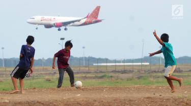 Bermain Bola di Proyek Perluasan Landasan Pacu Bandara Soetta