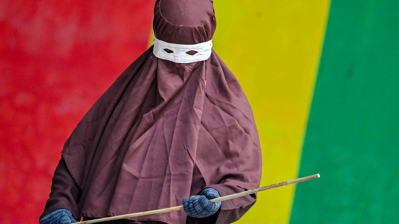 FOTO: Enam Pelanggar Qanun Jalani Hukuman Cambuk di Banda Aceh