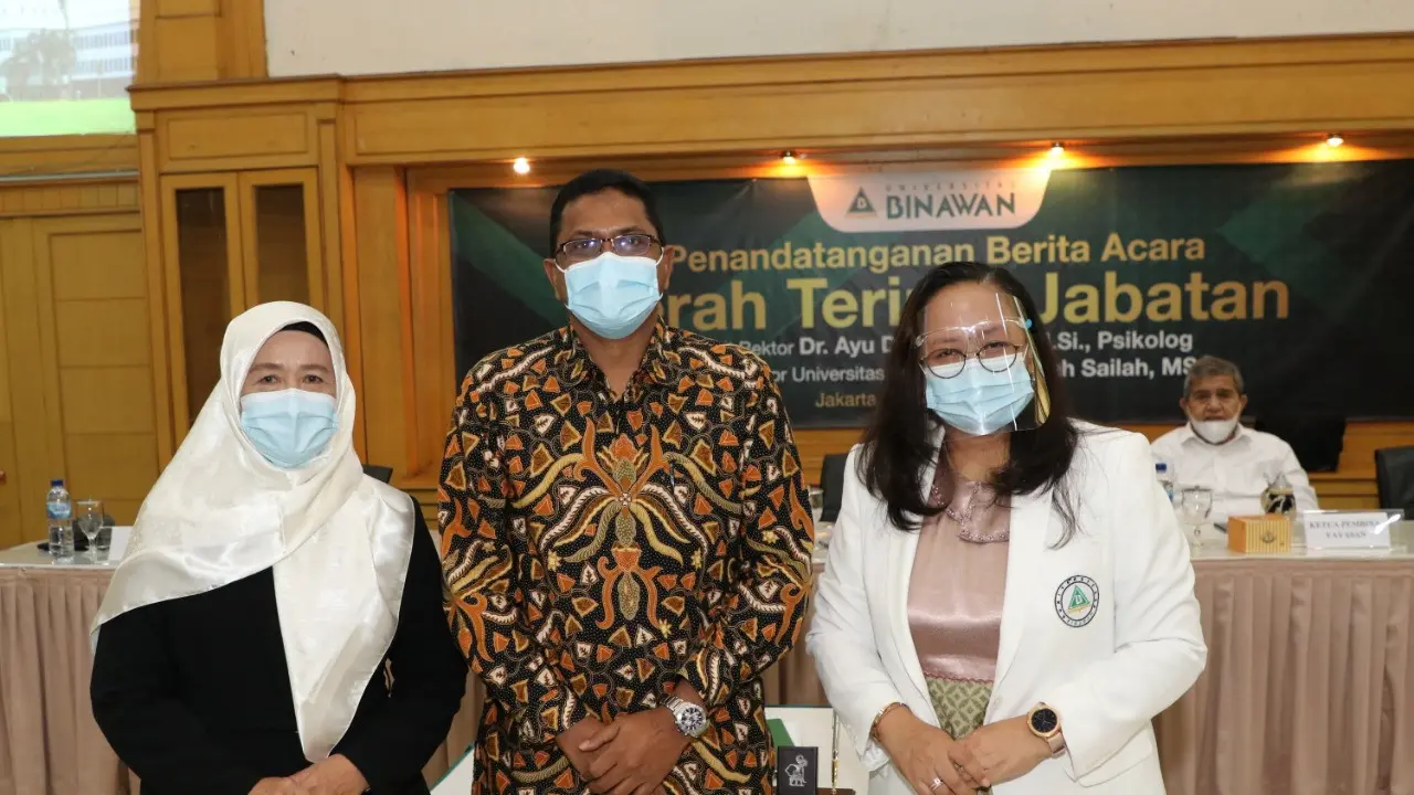 Rektor Universitas BinawanIllah Sailah bersama Ketua BPH Binawan Sjariff Mahri (Ketua BPH Binawan dan Dr. Ayu Dwi Nindyati, M.Si yang sebelumnya menjabat Plt Rektor.