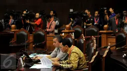 Gubernur DKI, Basuki 'Ahok' Tjahaja Purnama ketika menjalani sidang perdana pengujian Undang-Undang Pilkada mengenai cuti selama masa kampanye di MK, Jakarta, Senin (22/8). Sidang perdana itu beragenda pemeriksaan pendahuluan. (Liputan6.com/Johan Tallo)