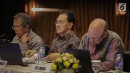 Komisaris Utama EMTK, Eddy Kusnadi Sariaatmadja (tengah) saat menghadiri RUPST EMTK di SCTV Tower, Jakarta, Kamis (18/5). EMTK akan membagikan dividen sebesar Rp 40 per saham dari laba bersih tahun buku 2016. (Liputan6.com/Faizal Fanani)