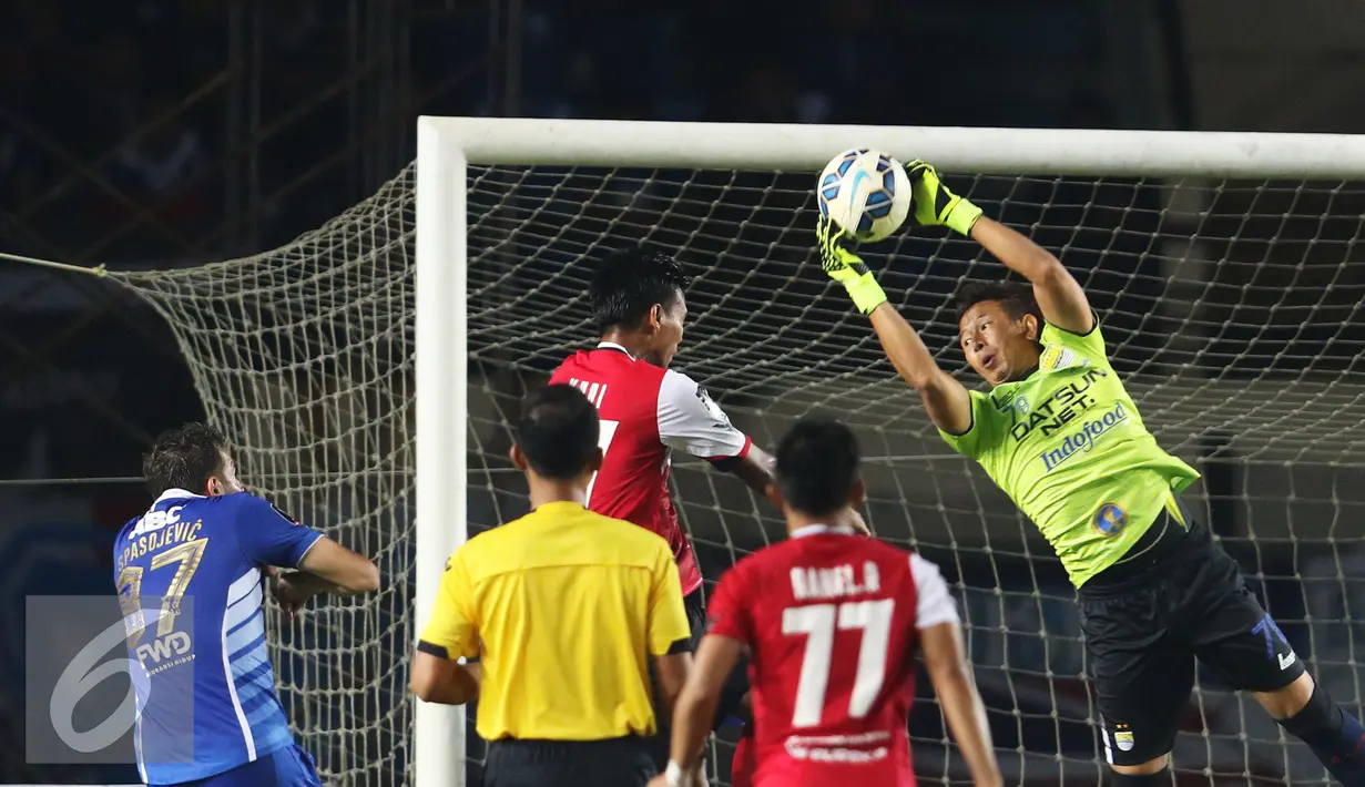 Kiper Persib, I Made Wirawan berusaha menangkap bola dari kejaran pemain Persiba pada pertandingan Piala Presiden di Stadion Jalak Harupat, Bandung, Jawa Barat, Rabu (2/9/2015). Persib menang atas Persiba dengan skor 4-0. (Liputan6.com/Herman Zakharia)