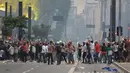 Mahasiswa bentrok dengan polisi saat memprotes kenaikan tarif bus di Sao Paulo, Brasil, Selasa (12/1). Mereka protes karena di tengah krisis ekonomi yang ditandai dan inflasi tinggi, tarif transportasi angkutan bus justru naik. (AFP PHOTO/NELSON Almeida)