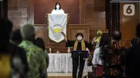 Pendeta memimpin ibadah perayaan malam Natal di Gereja Protestan Indonesia Bagian Barat (GPIB) Effatha, Jakarta, Jumat (24/12/2021). Ibadah malam ini mengangkat tema Nyanyian Pujian. (Liputan6.com/Johan Tallo)
