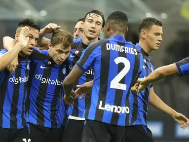 Penyerang Inter Milan, Lautaro Martinez (kiri) berselebrasi dengan rekan satu timnya setelah mencetak gol ke gawang Cremonese pada pertandingan lanjutan Liga Serie A Italia di stadion San Siro di Milan, Italia, Rabu (31/8/2022). Inter Milan menang atas Cremonese 3-1. (AP Photo/ Luca Bruno)