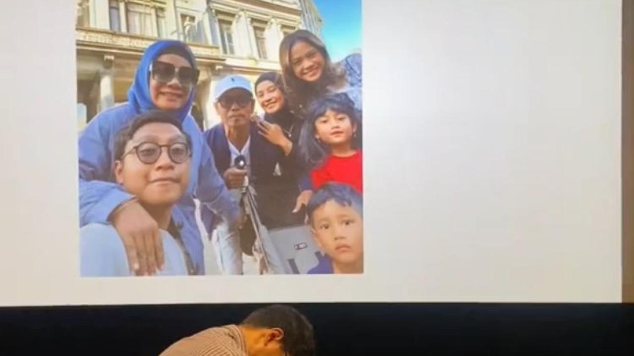 Bikin Haru, Momen Anak Sewa Bioskop untuk Berikan Kejutan Ulang Tahun untuk Mamanya Ini Viral