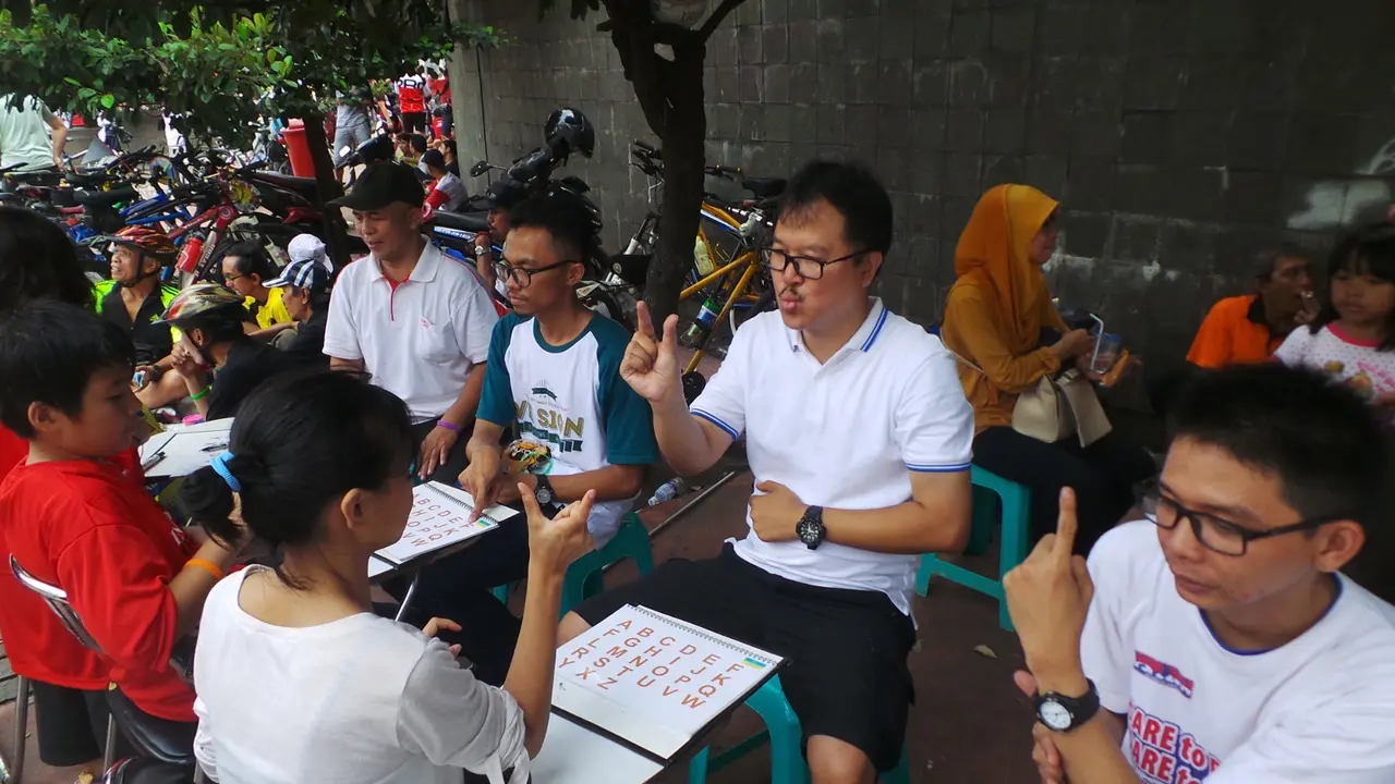 Serunya Belajar Bahasa Isyarat di Car Free Day
