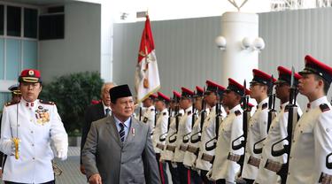 Menteri Pertahanan (Menhan) RI Prabowo Subianto (kiri) dan saat mengunjungi Kementrian Pertahanan Republik Singapura (Dok Kementerian Pertahanan)