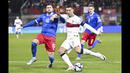 Striker Timnas Portugal, Cristiano Ronaldo (kanan) melepaskan tendangan yang menghasilkan gol pembuka ke gawang Liechtenstein pada laga lanjutan Grup J Kualifikasi Euro 2024 di Rheinpark Stadium, Vaduz, Jumat (17/11/2023) dini hari WIB. (AFP/Sebastien Bozon)