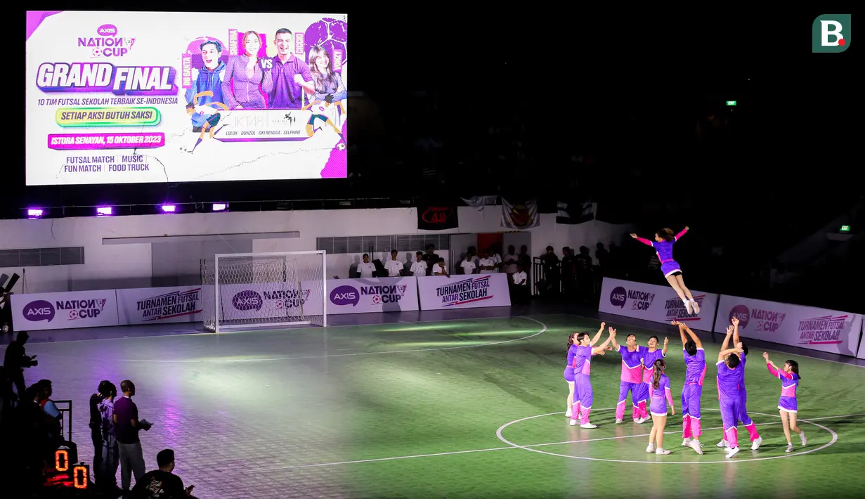 Penampilan Cheerleader sebelum laga Grand Final AXIS NAtion Cup 2023 yang berlangsung di Istora Senayan, Jakarta, Minggu (15/10/2023). (Bola.com/Bagaskara Lazuardi)