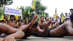 Aksi para demonstran dari IPFT saat menggelar demo di Khamtingbari di dekat perbatasan Agartala, India, (10/7). Tripura adalah sebuah negara bagian di India, negara bagian ini memiliki ibu kota bernama Agartala. (AFP Photo/ Arindam Dey)