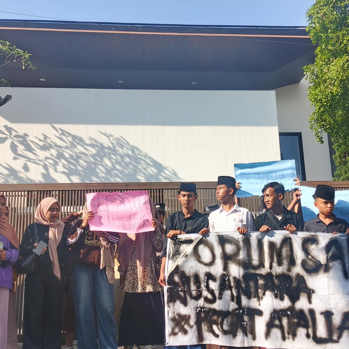 Santri Bandung geruduk rumah Atalia