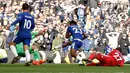 Pemain Chelsea Michy Batshuayi mencetak gol keempat untuk timnya saat melawan Watford dalam pertandingan Liga Inggris di stadion Stamford Bridge di London (21/10). Michy Batshuayi  berhasil menyumbang dua gol untuk Chelsea. (AP/Matt Dunham)