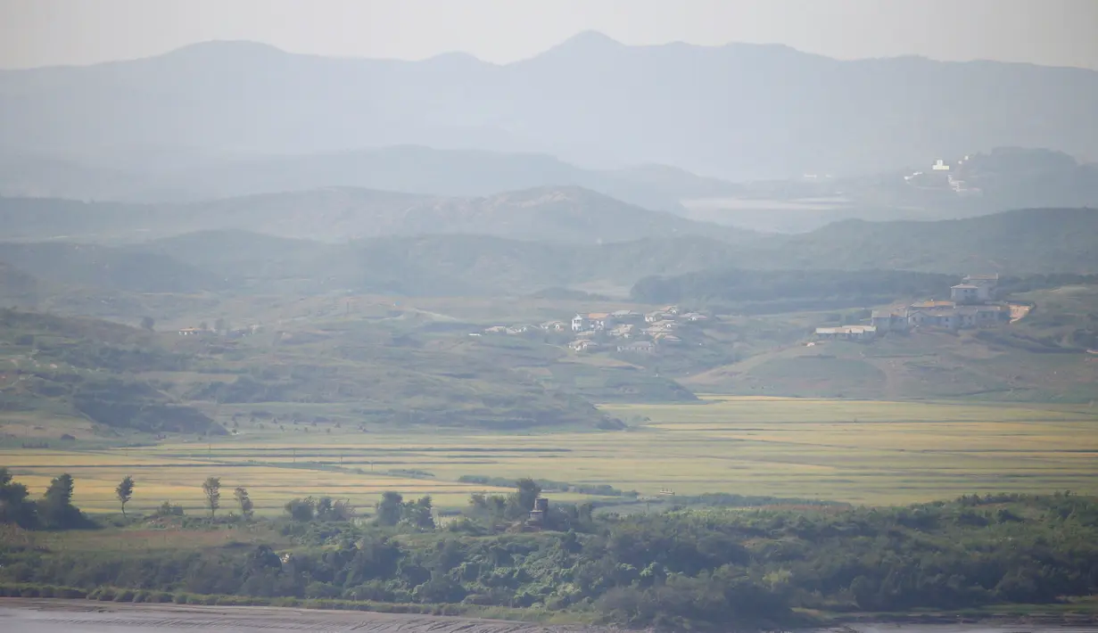 Sebuah desa propaganda Korea Utara terlihat dari platform observatorium di dekat zona demiliterisasi yang memisahkan kedua Korea di Paju, Korea Selatan, Jumat (9/9). (REUTERS / Kim Hong-Ji)