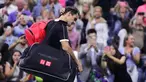 Petenis Roger Federer tertunduk saat berjalan keluar lapangan usai kalah dari Grigor Dimitrov pada perempat final turnamen tenis AS Terbuka 2019 di New York, Amerika Serikat, Selasa (3/9/2019). Dimitrov menang 3-6, 6-4, 6-3, 6-4, 6-2. (AP Photo/Charles Krupa)