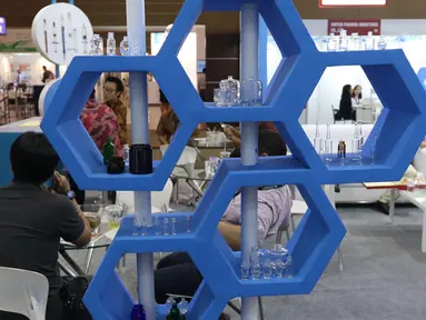 Pengunjung mengunjungi pameran niaga bahan baku industri farmasi Convention on Pharmaceutical Ingredients South East Asia (CPhI SEA) 2018 di JIExpo Jakarta, Kamis (29/3). (Liputan6.com/Angga Yuniar)