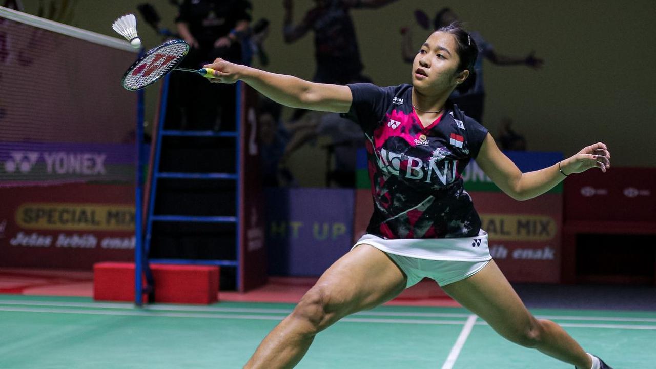 Pebulu tangkis tunggal putri Indonesia, Ester Nurumi Tri Wardoyo bertanding menghadapi wakil China, Wang Zhi Yi pada babak 16 besar Indonesia Open 2024 di Istora Senayan, Jakarta, Kamis (6/6/2024). Dalam duel ini, Ester harus takluk di tangan tunggal putr