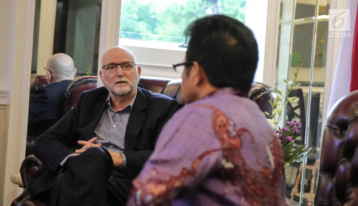 Duta Besar Australia untuk Indonesia, Paul Grigson berbincang dengan Ketua Umum PKB Muhaimin Iskandar di DPP PKB, Jakarta, Rabu (25/10). Kunjungan Paul ke DPP PKB untuk mengenal lebih jelas demokrasi dan politik di Indonesia. (Liputan6.com/Faizal Fanani)