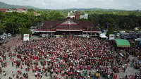 Masyarakat berkumpul di Alun-Alun Itho Sendawar, Kutai Barat, Kalimantan Timur/Istimewa.