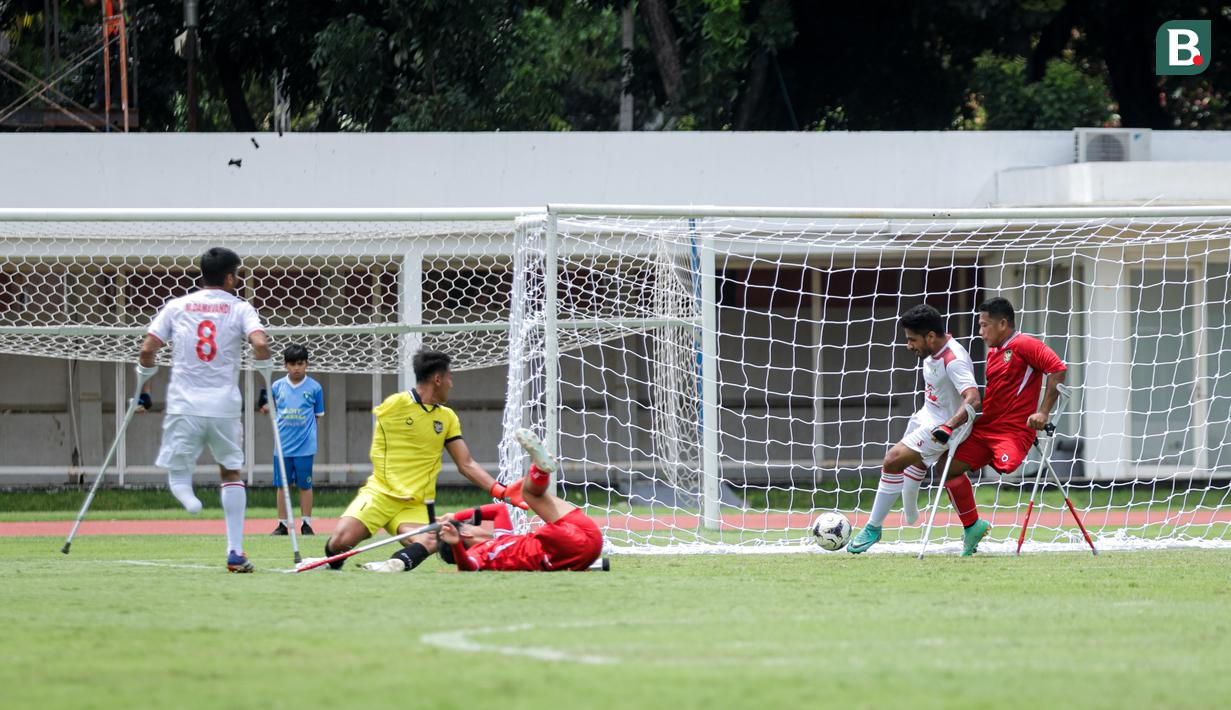 Gawang Timnas Amputasi Indonesia dibobol pemain Timnas Iran dalam laga Grup A Kualifikasi Piala Dunia Amputasi 2026 di Stadion Madya, Senayan, Jakarta, Kamis (13/11/2025). (Bola.com/Bagaskara Lazuardi)