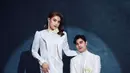 Begini detail penampilan Callista Arum dan Cinta Brian yang memukau. Tunjukkan ekspresi yang sama, netizen salah fokus dan menyebut bahwa keduanya mirip. Background pemoteratan warna biru muda dan sorot lampu membuat hasil pemotretan pasangan muda ini makin elegan. Callista terlihat lebih dewasa, tak sedikit netizen pangling melihat bintang film 365 Days with Arjuna ini. (Liputan6.com/IG/@callistarum)