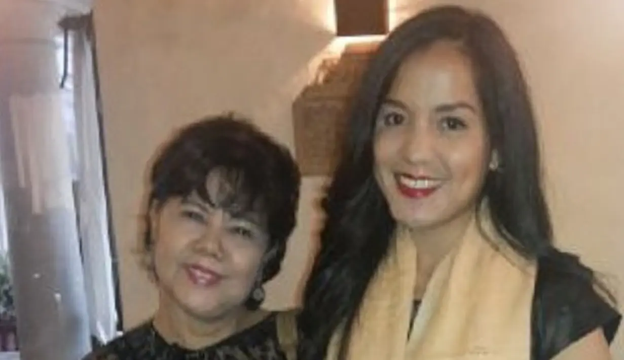 Ibunda memang sudah meninggal lebih dulu. Mengunggah foto bersama sang mama, Renita menyampaikan rasa cinta serta kerinduannya. Ia pun berharap bisa menjadi seorang ibu seperti mamanya itu. (Instagram/irensukardi)