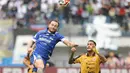 Persija terus mencoba meningkatkan intensitas serangan. Tampak dalam foto, gelandang Persib, Marc Anthony Klok (kiri) berebut bola atas dengan pemain Persib saat pertandingan pekan ke-17 BRI Super League 2025/2026 di Stadion Gelora Bandung Lautan Api (GBLA), Bandung, Jawa Barat, Minggu 11 Januari 2026. (Bola.com/Abdul Aziz)