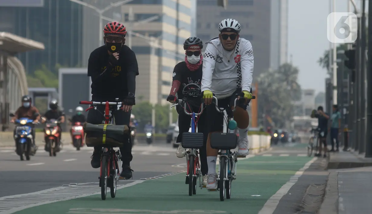 Warga bersepeda di kawasan Sudirman-Thamrin, Jakarta, Sabtu (16/10/2021). Polda Metro Jaya telah mengizinkan aktivitas olahraga bersepeda melintasi jalan umum mulai Sabtu (16/10), dengan tetap mengedepankan protokol kesehatan untuk mencegah penyebaran Covid-19. (merdeka.com/Imam Buhori)