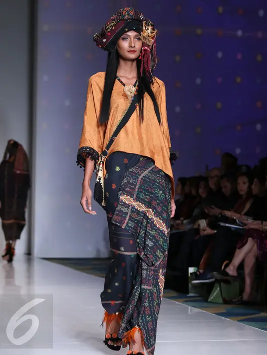 Model membawakan gaun rancangan Ghea Panggabean saat Ikatan Perancang Mode Indonesia (IPMI) Trend Show 2017, Jakarta, Selasa (8/11). Ghea memadukan Budaya Sumatra dan Jawa dalam rancangannya kali ini. (Liputan6.com/Gempur M Surya)