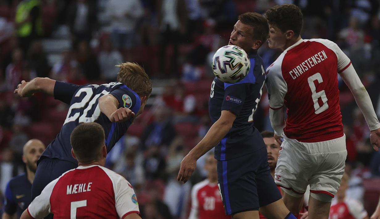 Finlandia mampu mencuri gol saat laga memasuki menit ke-59. Striker Joel Pohjanpalo mencetak gol lewat tandukan kepala memanfaatkan umpan dari bek Jere Uronen. Finlandia unggul 1-0. (Foto: Friedemann Vogel/Pool)