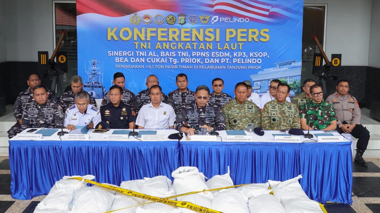 FOTO: TNI AL Gagalkan Penyelundupan Enam Ton Pasir Timah di Tanjung Priok