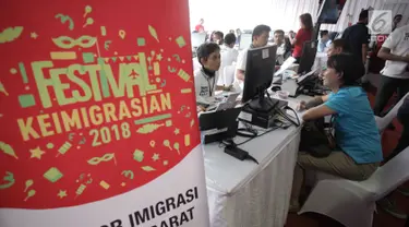 Sejumlah warga menjalani proses wawancara pembuatan paspor dalam acara Festival Keimigrasian di Lapangan Barat Daya Monas, Jakarta, Minggu (21/1). Kegiatan ini dalam rangka menyambut HUT Imigrasi pada 26 Januari 2018 nanti. (Liputan6.com/Arya Manggala)