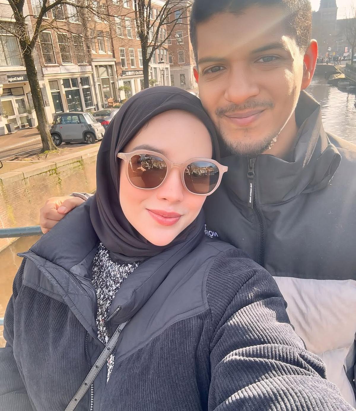 Jarang Tersorot, Ini Potret Harmonis dan Romantis Yusuf Sungkar dan sang Istri Dhea Natasya