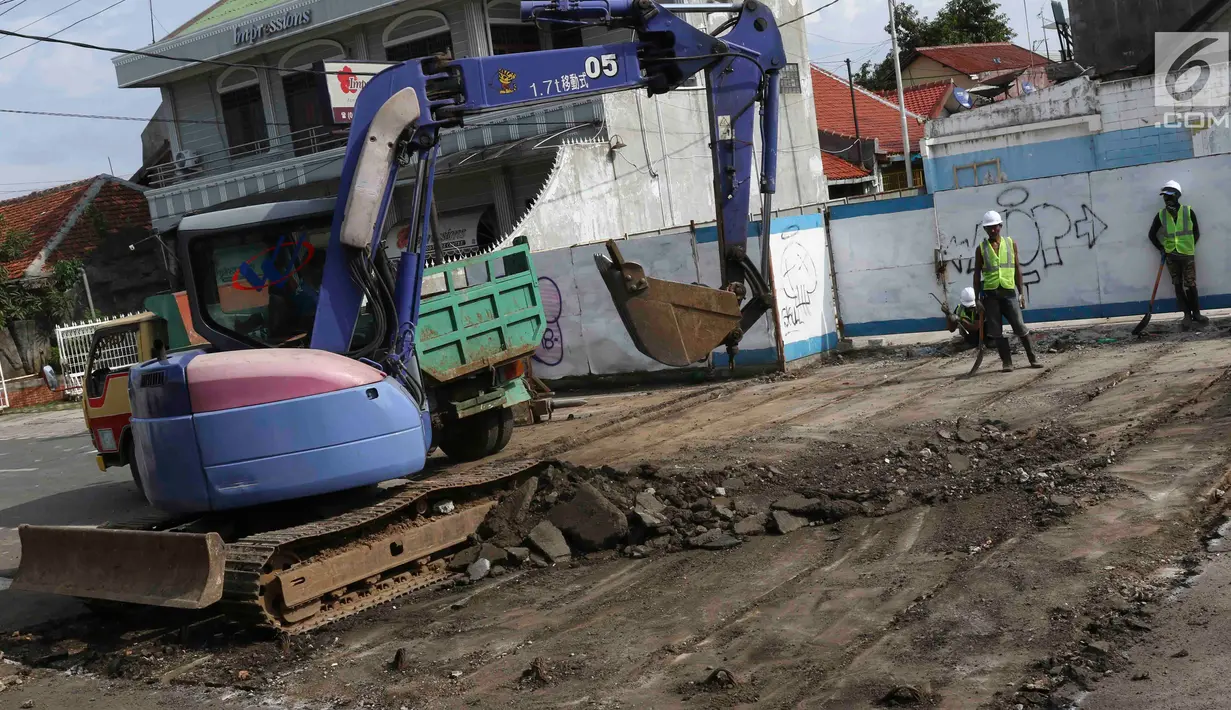 Pekerja menyelesaikan proyek sodetan Kali Ciliwung di Jalan Otista III, Jatinegara, Jakarta, Rabu (5/12). Proyek tersebut untuk memperkuat dan memperbaiki struktur jalan di atas sodetan Kali Ciliwung yang mulai retak. (Liputan6.com/Immanuel Antonius)