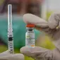 Petugas medis menunjukkan jarum suntik dan vaksin Covid-19 di Puskesmas Cengkareng, Jakarta Barat, Selasa (9/2/2021). Kementerian Kesehatan memulai vaksinasi Sinovac untuk tenaga kesehatan di atas 60 tahun setelah BPOM mengeluarkan izin penggunaan vaksin untuk lansia. (Liputan6.com/Fery Pradolo)