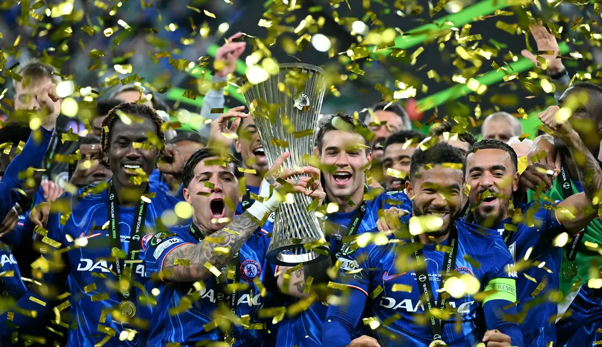 Para pemain Chelsea merayakan trofi UEFA Conference League usai memenangi laga final melawan Real Betis di Tarczynski Arena, Wroclaw, Polandia, Rabu 28 Mei 2025 waktu setempat atau Kamis (29/5/2025) dini hari WIB. (Sergei GAPON/AFP)