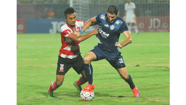 Duel Sengit Madura United vs Arema Berakhir Imbang
