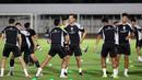 <p>Dua pemain Timnas Indonesia, Thom Haye (tengah) dan Rafael Struick (kanan) mengikuti sesi latihan bersama skuad Timnas Indonesia di Stadion Madya, Senayan, Jakarta, Minggu (8/9/2024) sore jelang menghadapi Australia pada kualifikasi Piala Dunia 2026, Selasa 10 September 2024. (Bola.com/Abdul Aziz)</p>