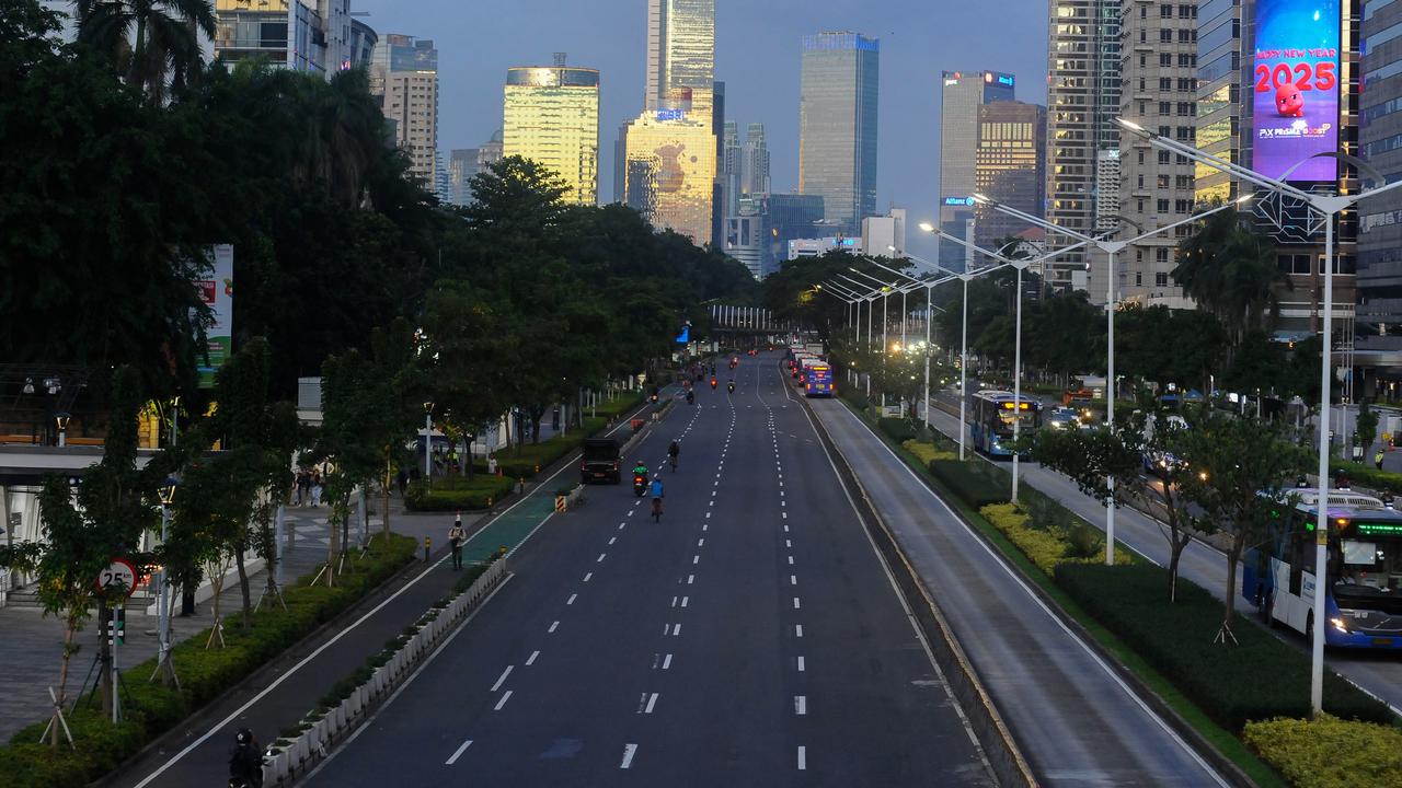 Jalan Sudirman mulai ditutup untuk perayaan Tahun Baru 2025