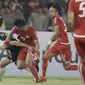 Bek Persija Jakarta, Sandi Sute, berebut bola dengan striker Home United, Song Ui-young, pada laga Piala AFC di SUGBK, Jakarta, Selasa (15/5/2018). Persija takluk 1-3 dari Home United. (Bola.com/M Iqbal Ichsan)