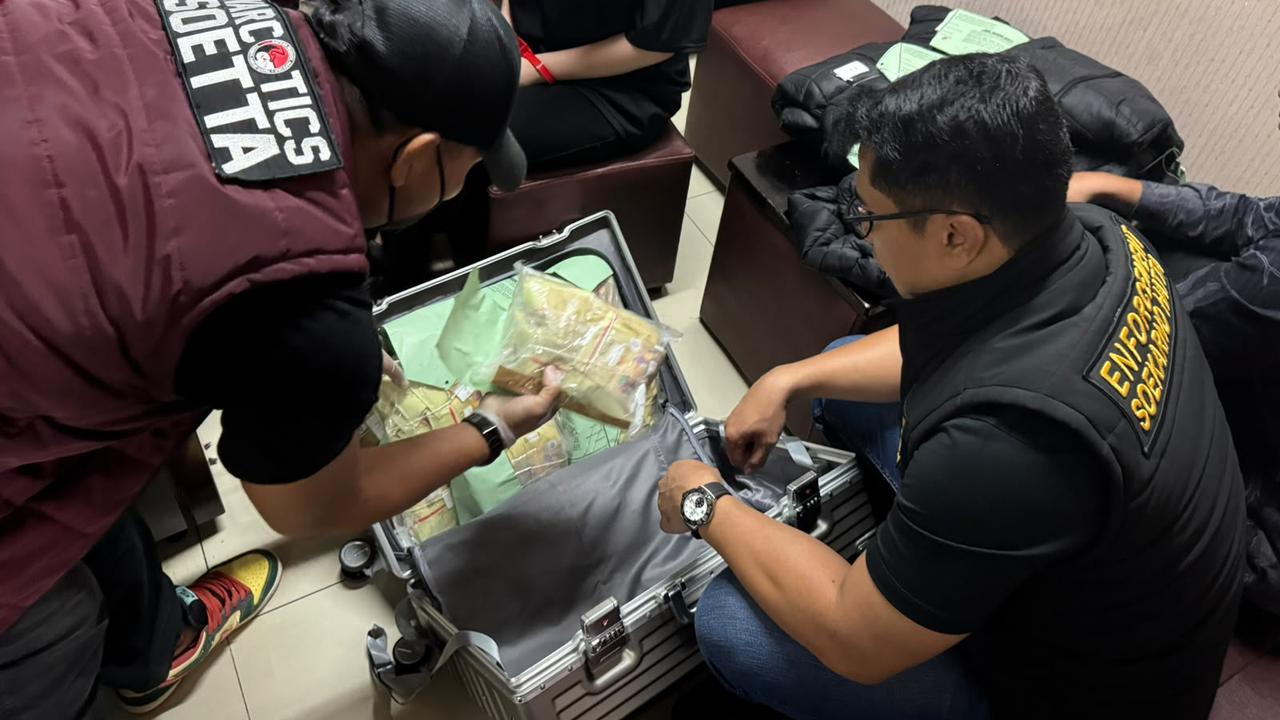 3 Wanita WN Malaysia Diduga Bawa Narkotika dalam Tas, Pouch, dan Koper